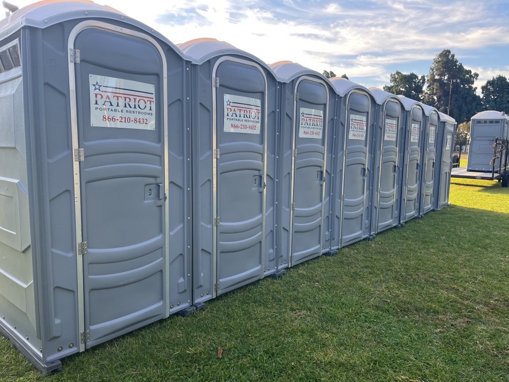 Sukimosi liejimo medžiagų tepimas mobiliuosiuose tualetuose