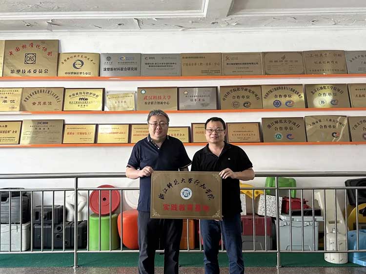 „Ruitang Technology“ sujungė rankas su Zhejiang Normal University Xingzhi koledžu, kad kartu sukurtų praktinę švietimo bazę, atidarydamas naują skyrių apie pramonės ir švietimo integraciją